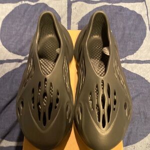 Adidas yeezy foamrunner onyx size 10M